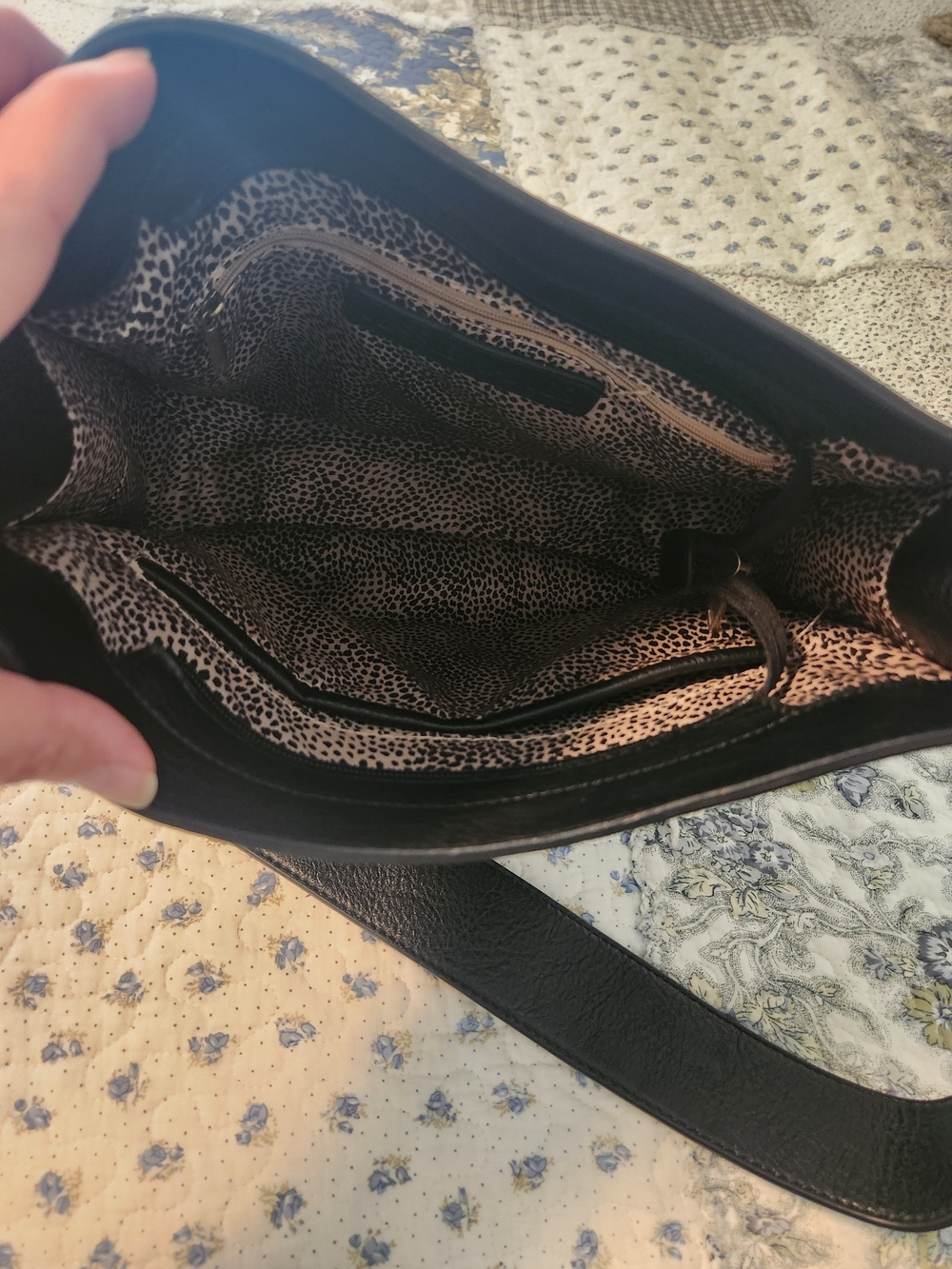 Jesse James Minimalist Black Shoulder Bag - Picture 3 of 4